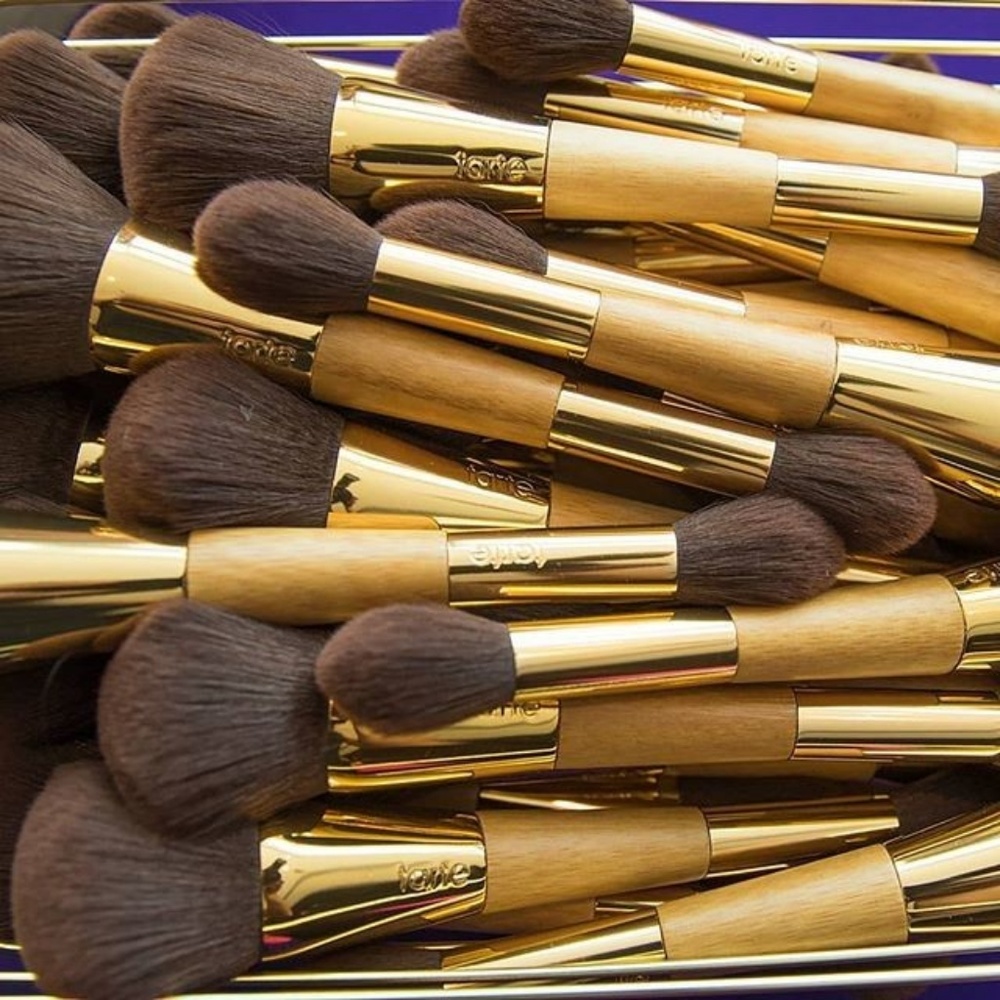 TARTE bronze & glow™ contour brush - Picture 4 of 8